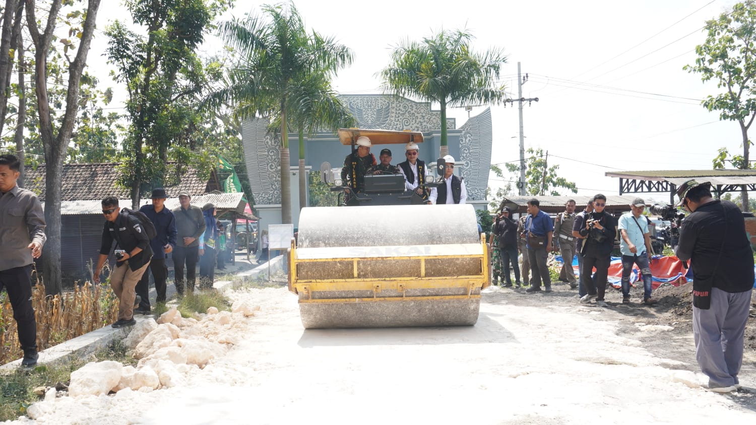 Pemadatan Jalan Desa Tlemang, Dansatgas TMMD 129 dan Forkopimda Lamongan Ikut Berperan