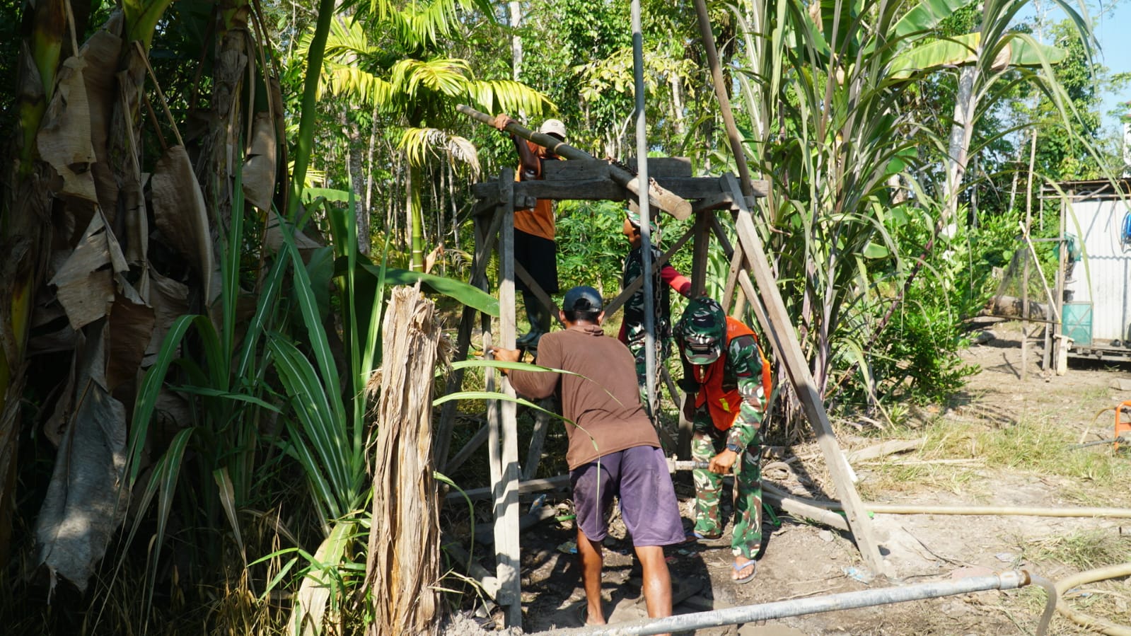 Pembangunan Sumur Bor TMMD Ke-129 Meningkatkan Akses Air Bersih di Kapuas