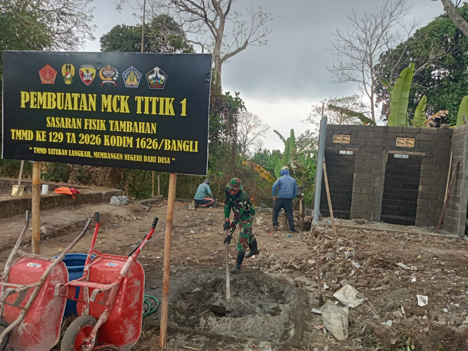 Keharmonisan Masyarakat dalam Pembangunan MCK TMMD Ke-129 di Sekardadi
