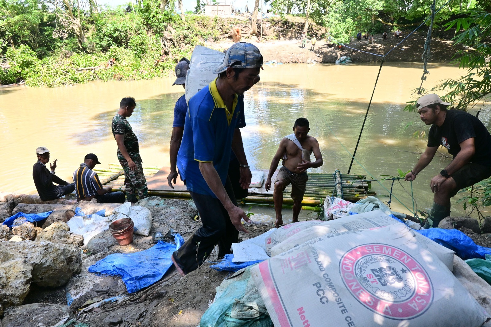 Warga Bersatu Mengangkut Material Menuju Lokasi TMMD di Desa Taddang Palie di Bawah Pimpinan Koptu Agusnawang