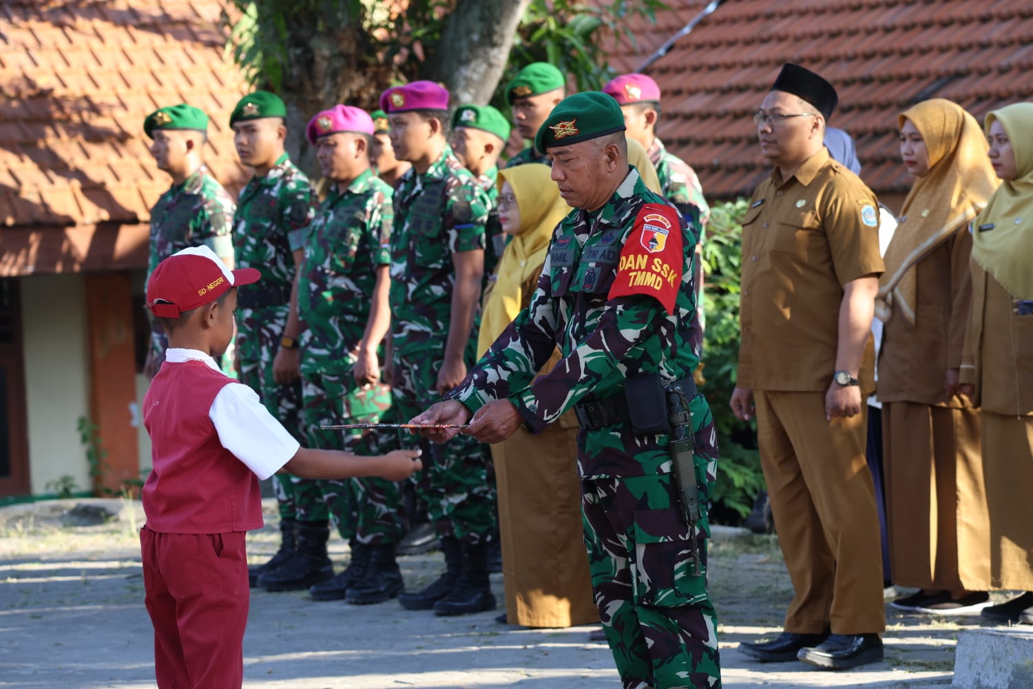 Membangkitkan Jiwa Nasionalisme Siswa, Lettu Czi Jamil Pimpin Upacara di SDN 1 Tlemang