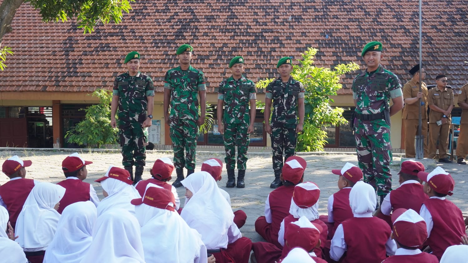 SDN 1 Tlemang, Kesaksian Keteladanan Satgas TMMD 129 dalam Menanamkan Disiplin dan Jiwa Kebangsaan