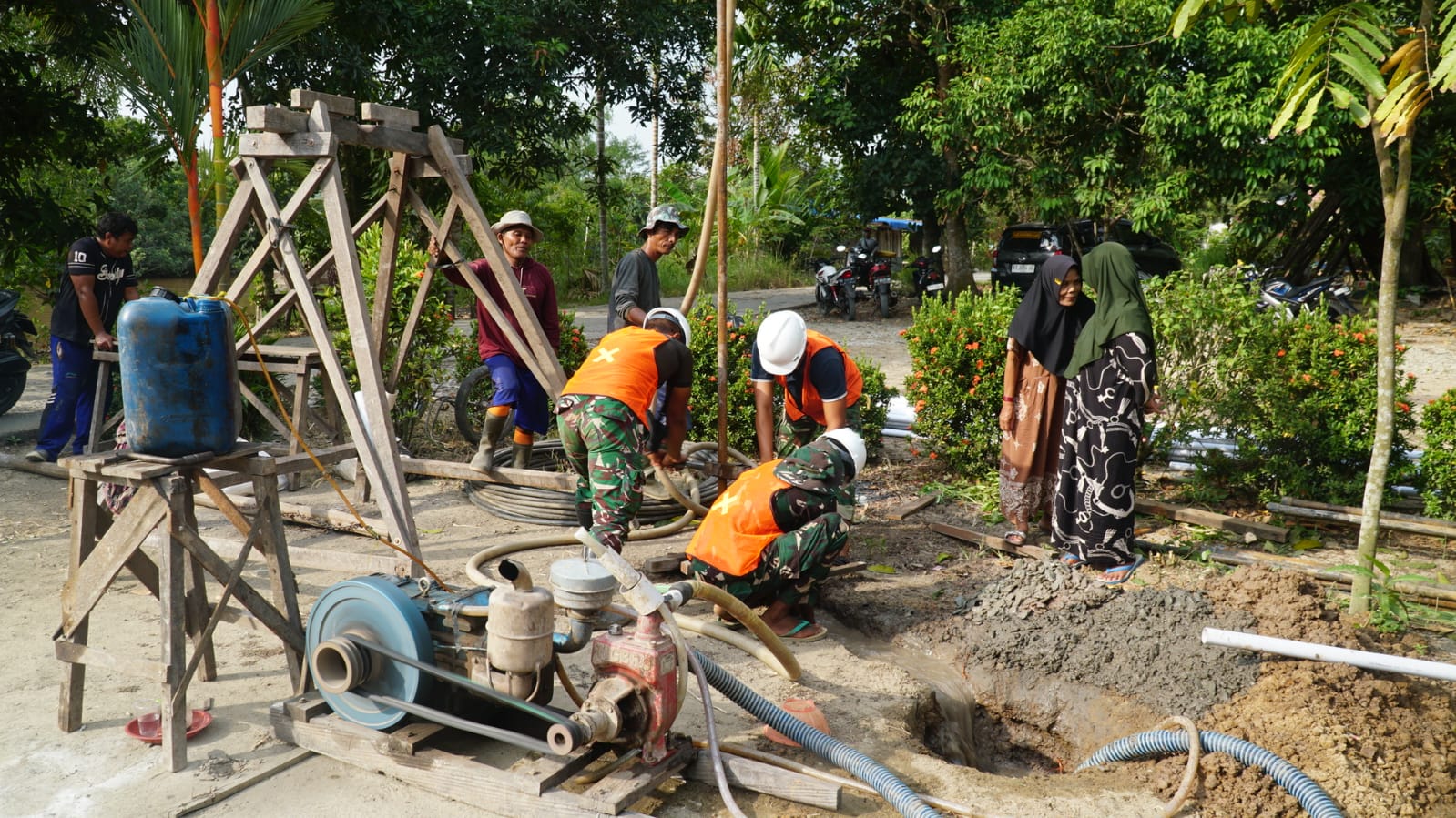 Kerja Sama Antara Satgas TMMD dan Masyarakat dalam Pembangunan RTLH Ibu Rini