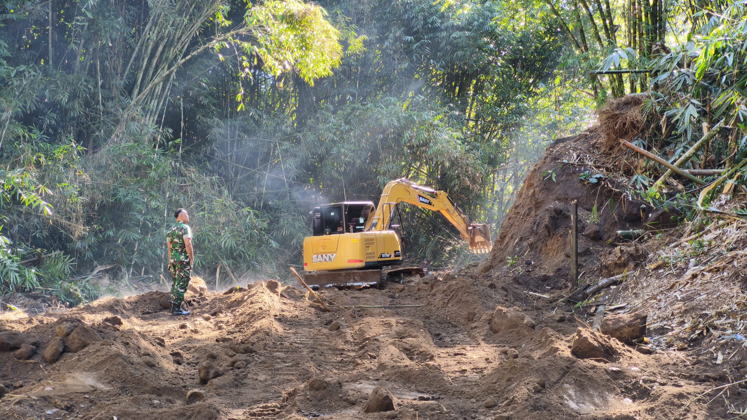 Pembangunan Jalan Beton oleh Satgas TMMD Ke-129 Kodim 1626/Bangli Dapat Sambutan Hangat Warga