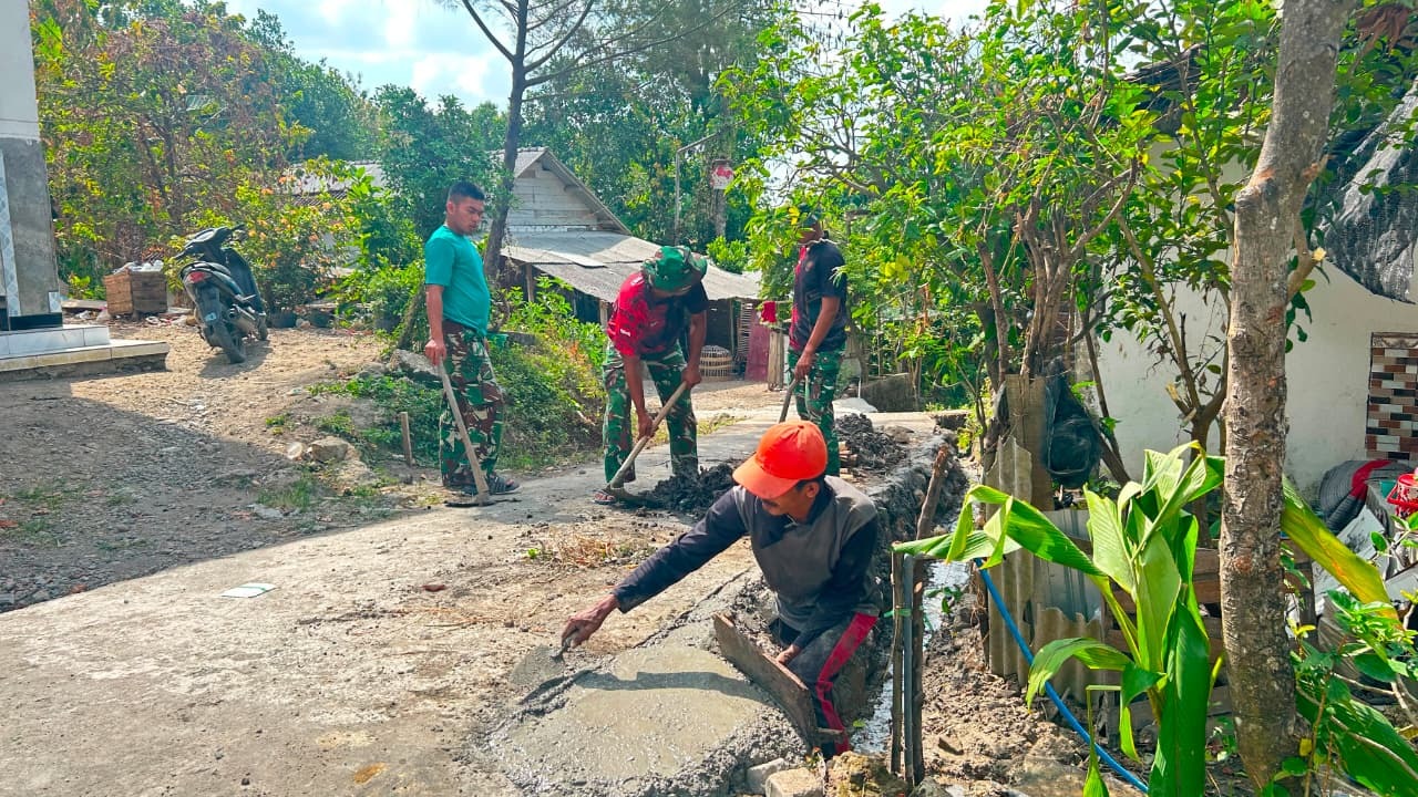 Kepedulian TNI dalam Memperbaiki Infrastruktur Desa