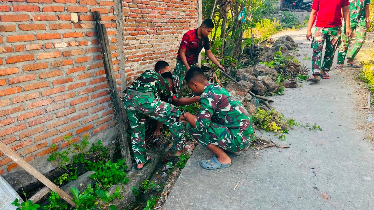 Peningkatan Infrastruktur Drainase di Desa Tlemang oleh Satgas TMMD Ke-129