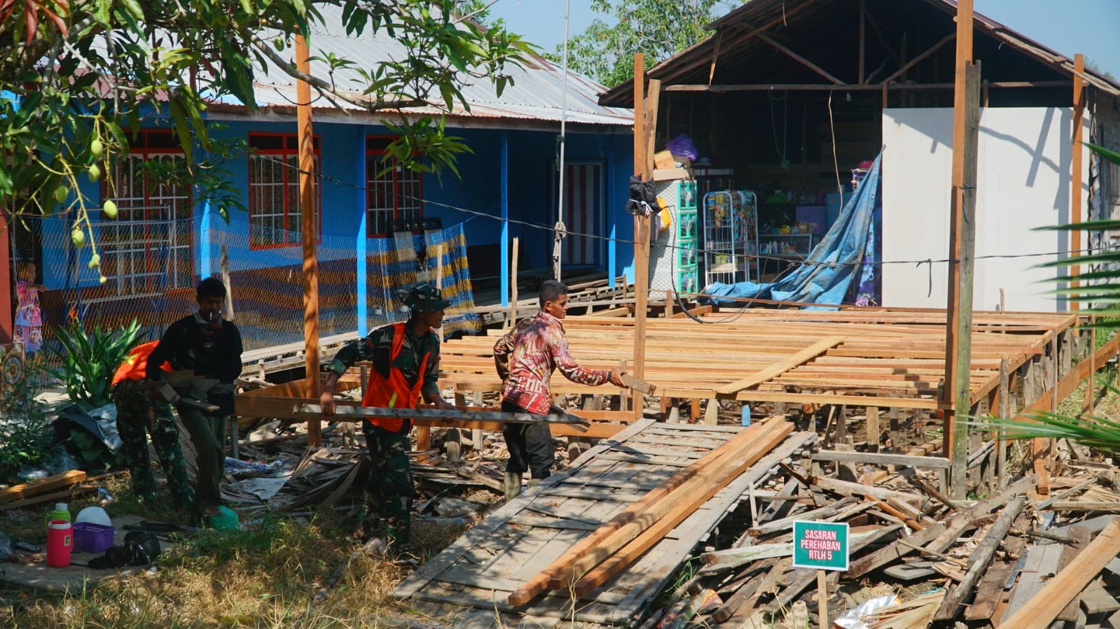 Kerjasama Satgas TMMD dan Masyarakat dalam Pembangunan RTLH Ibu Rini