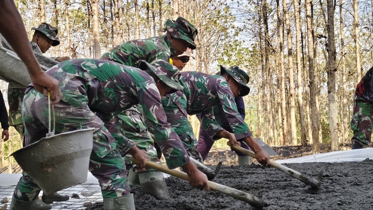 Peluh Prajurit Loreng dan Warga Warnai Pembangunan Jalan TMMD 129 di Desa Tlemang