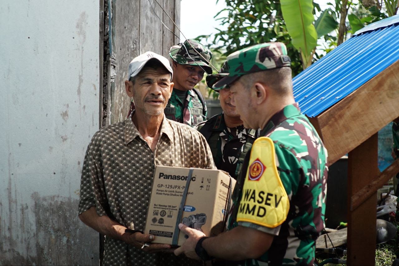 Penyerahan Bantuan Sosial oleh Tim WASEV TMMD Ke-129 di Desa Bandar Raya