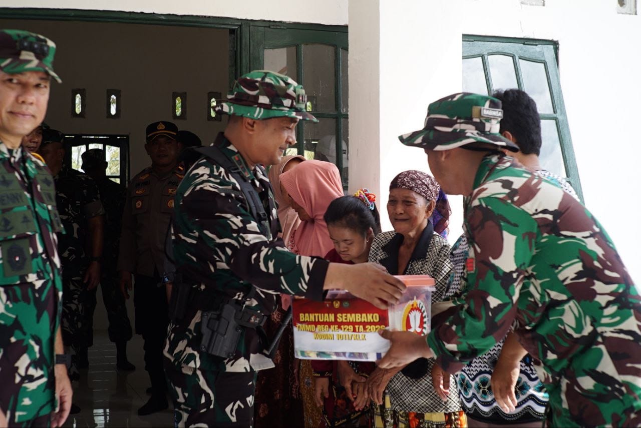 Semangat Kebersamaan Terpancar dalam Penyaluran Bantuan Sosial oleh Tim WASEV TMMD Ke-129 di Desa Bandar Raya
