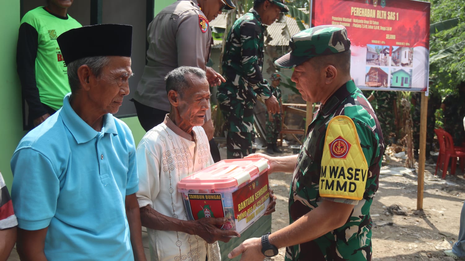 TNI Laksanakan Aksi Sosial dalam Program TMMD ke-129 untuk Masyarakat
