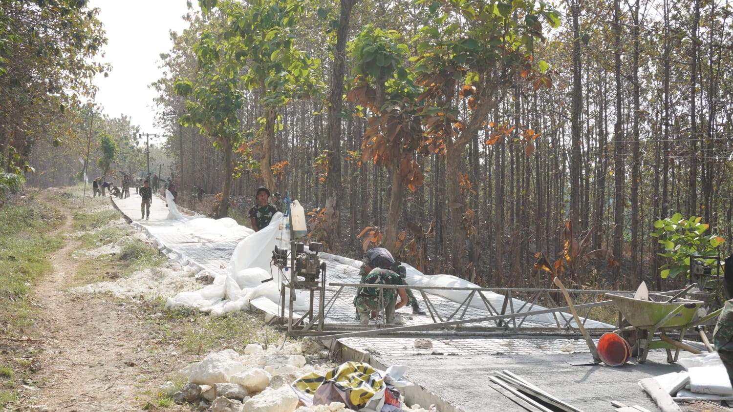 Pentingnya Bekisting Presisi untuk Konstruksi Beton yang Berstandar, Satgas TMMD Ke-129 Jamin Kualitas Pengecoran
