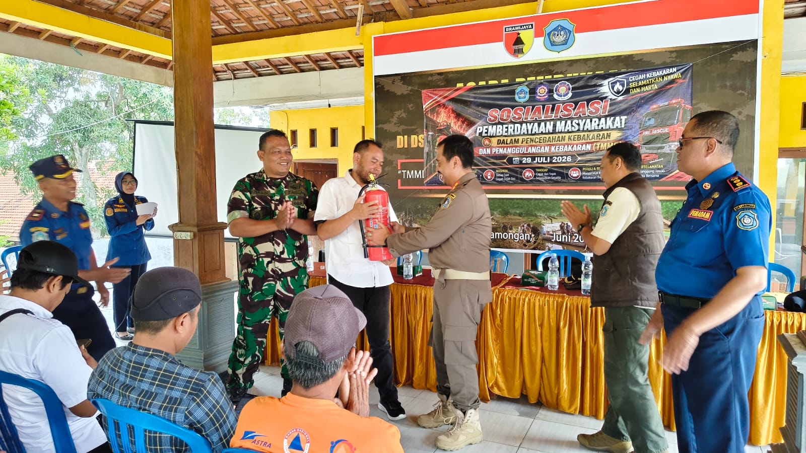 Latih Masyarakat Hadapi Kebakaran, Satgas TMMD ke-129 Laksanakan Simulasi Pemadaman Bersama Damkar