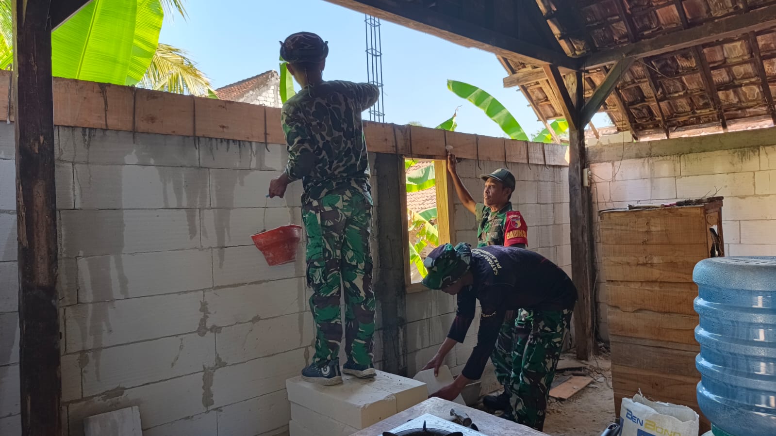 Pembangunan Bersinergi, Satgas TMMD Ke-129 Percepat Rumah Layak Huni di Desa Tlemang