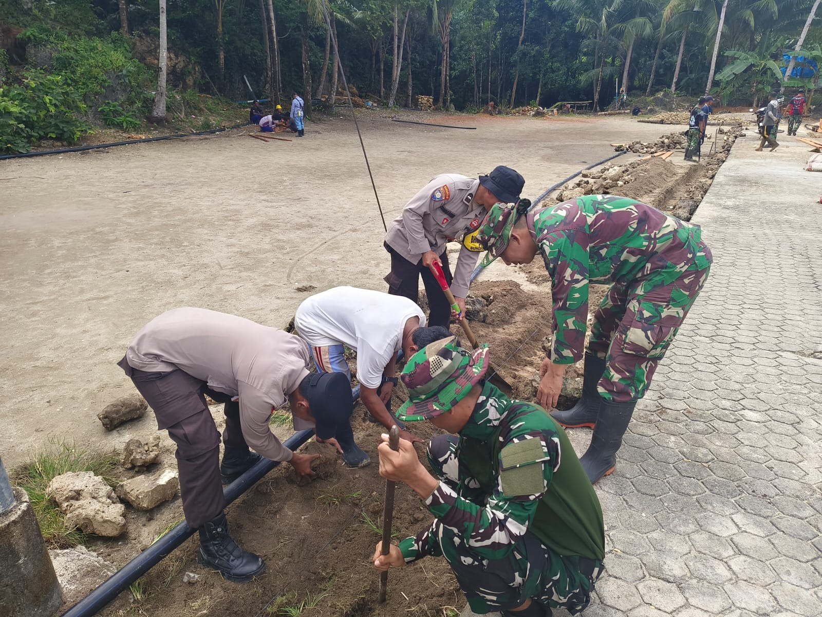 Semangat Bersama dalam Pembangunan Rabat Jalan TMMD Ke-129 di Desa Polewali