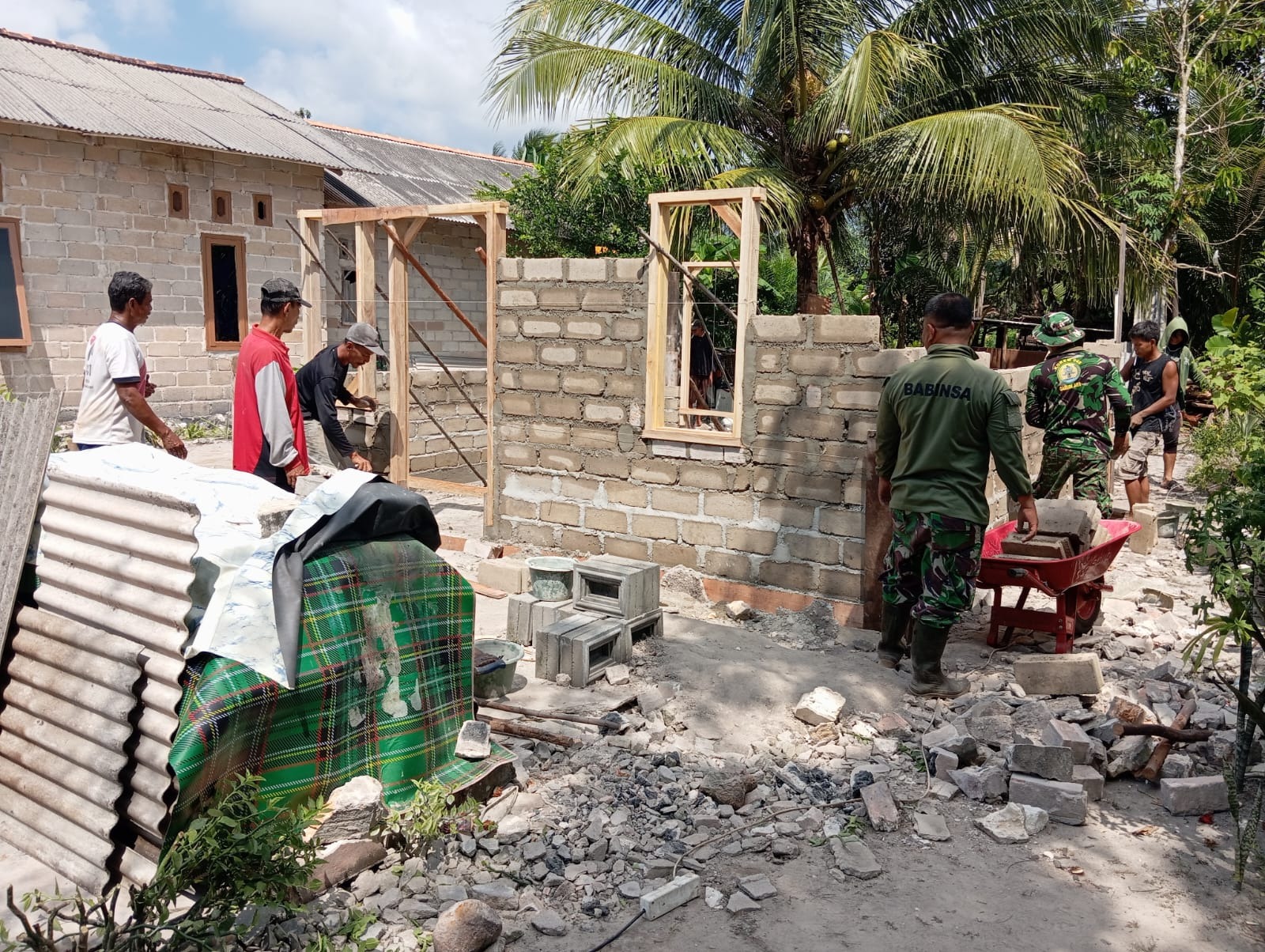 Kerja Sama Satgas TMMD ke-129 Kodim 0413/Bangka dan Masyarakat dalam Renovasi Rumah Iwan di Deniang