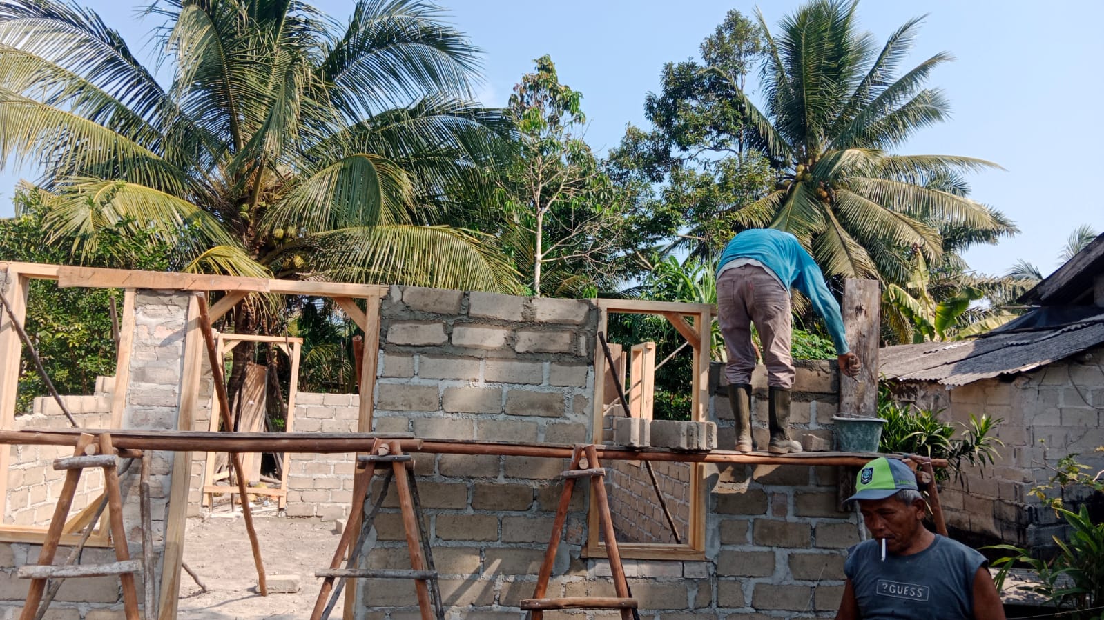 Proses Pemasangan Kusen di Rumah Bapak Iwan oleh Satgas TMMD ke-129