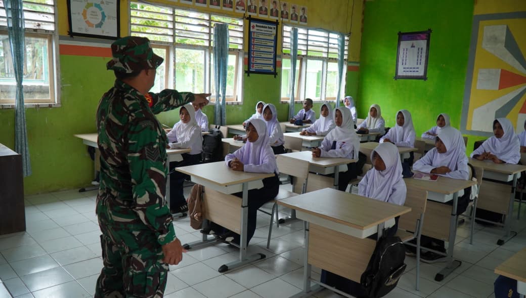 Semangat Tinggi Pelajar Dalam Edukasi TMMD Ke-129 di SMPN 2 Bungku Selatan