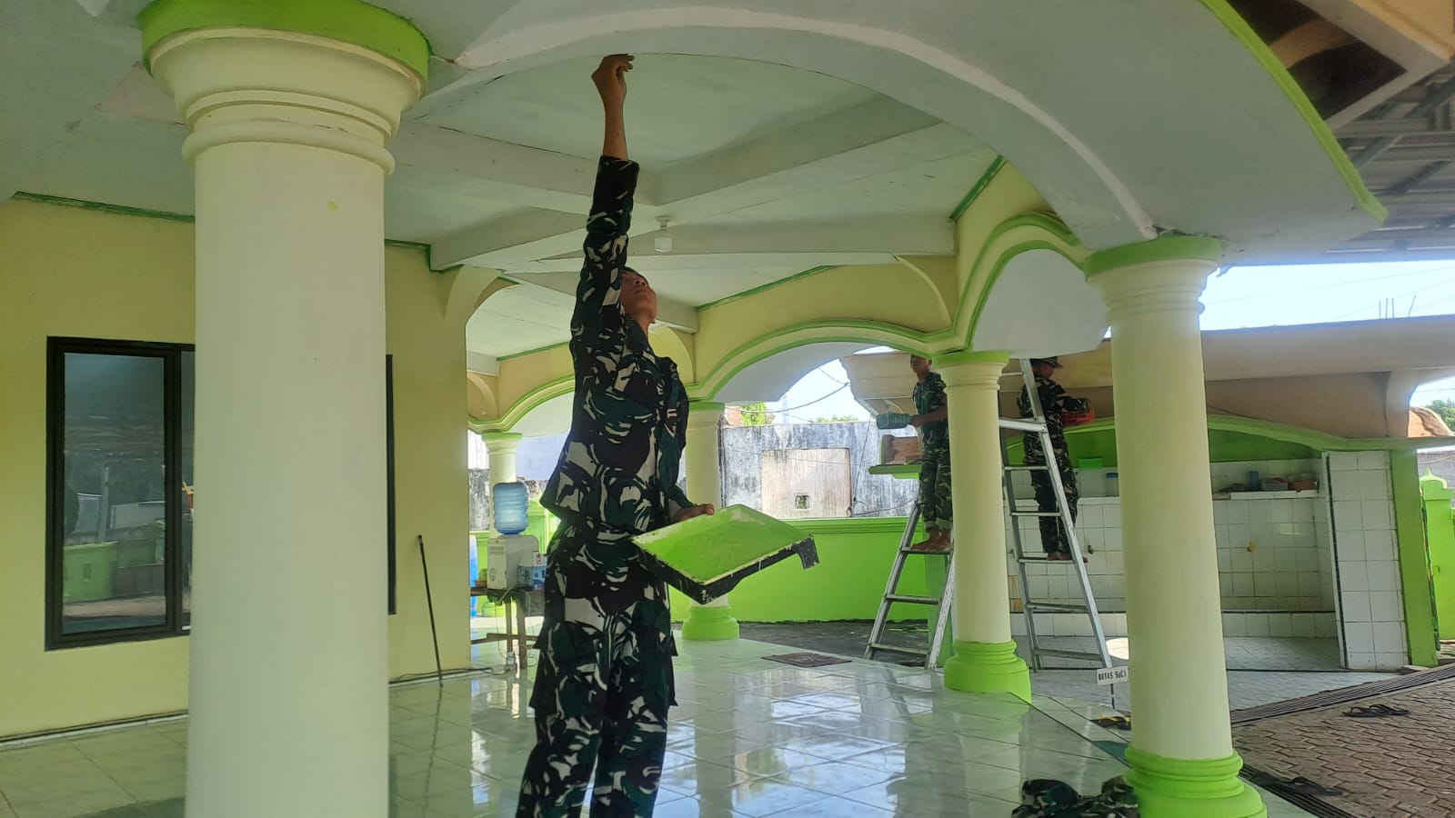 Kemeriahan Revitalisasi Masjid dan Gereja di Desa Deniang oleh Satgas TMMD