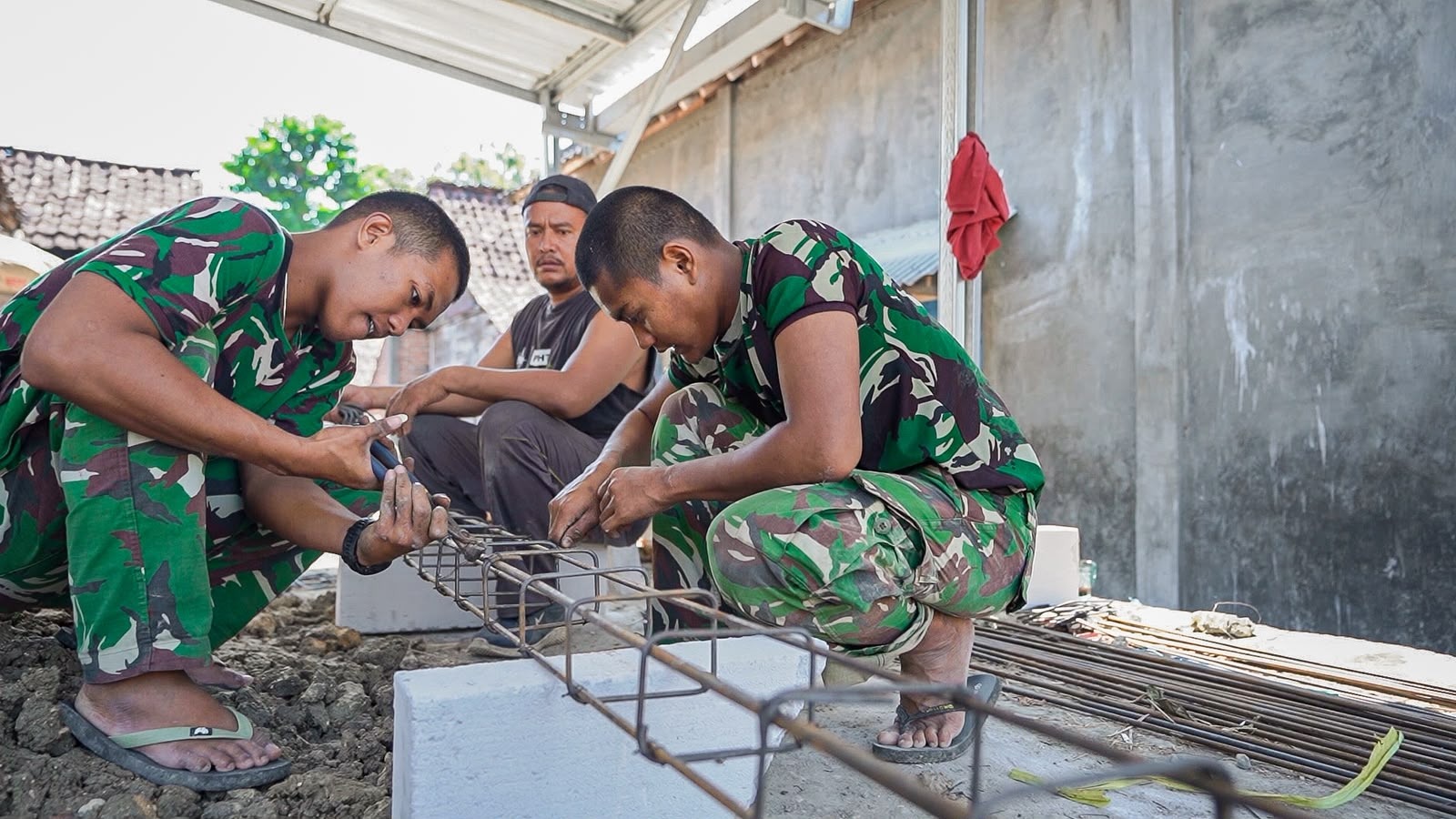Keberhasilan Satgas TMMD 129 Kodim 0812/Lamongan dalam Proyek Renovasi Rumah Ibu Nadia