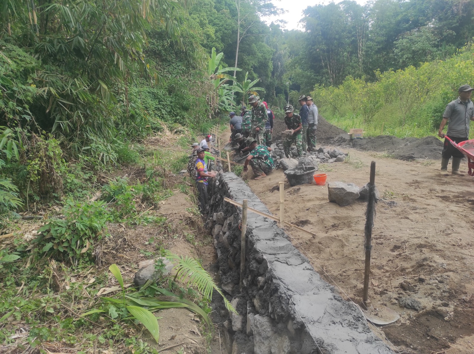Pembangunan Dinding Penahan Tanah di Desa Sekardadi untuk Cegah Longsor