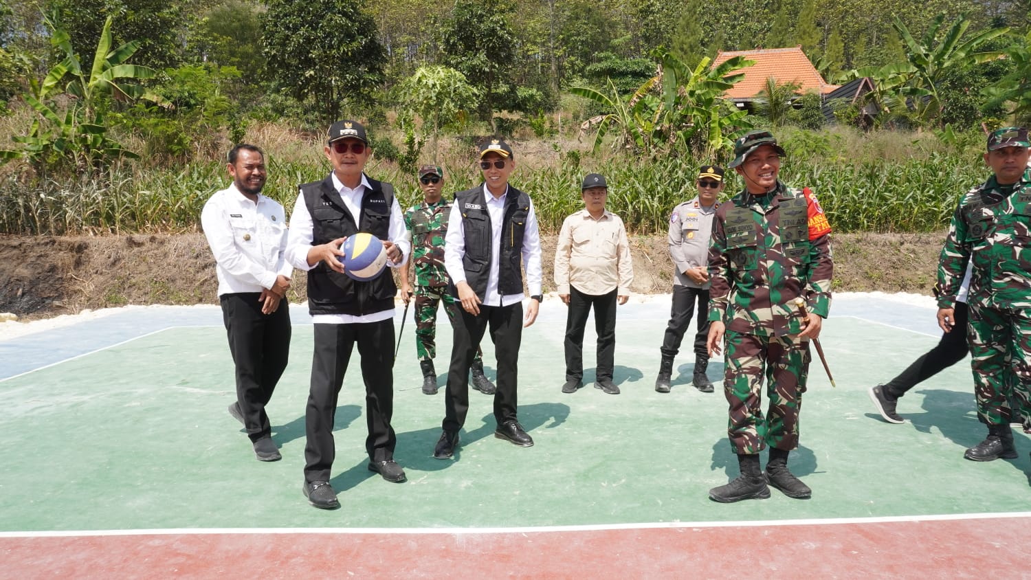 Transformasi Lahan Kosong Menjadi Lapangan Voli: Semangat Kebersamaan di TMMD