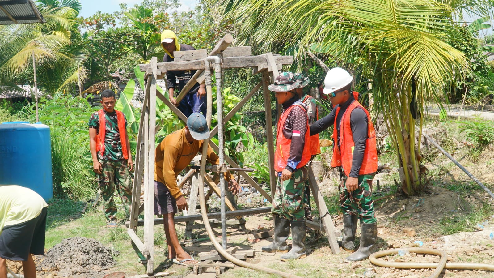 Kebersamaan TNI dan Warga dalam Proyek Sumur Bor di Desa Bandar Raya