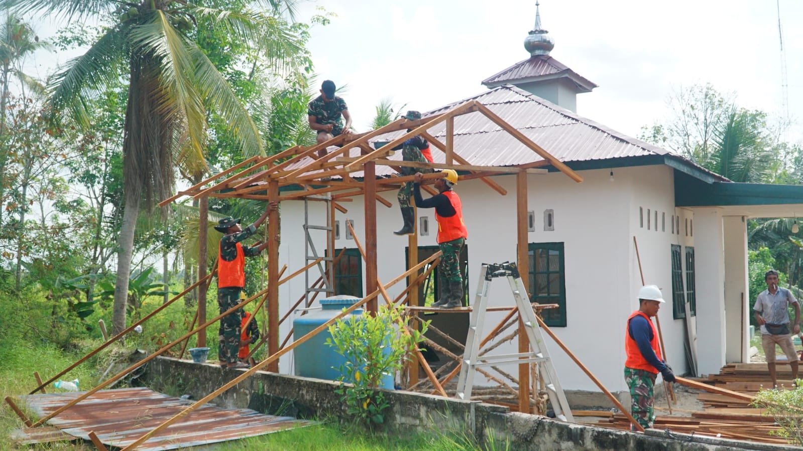 Progres Pembangunan Tempat Wudhu di Musholla Darul Iman oleh Satgas TMMD Ke-129