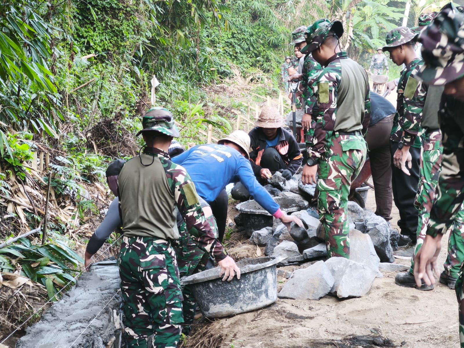 Keterlibatan Warga dalam TMMD Percepat Pembangunan DPT di Sekardadi