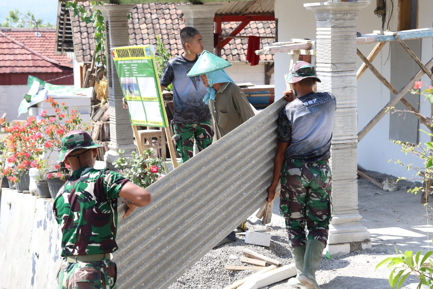 Kebersamaan dalam Membangun: Satgas TMMD 129 Kodim 0812/Lamongan Pasang Atap Teras untuk Warga
