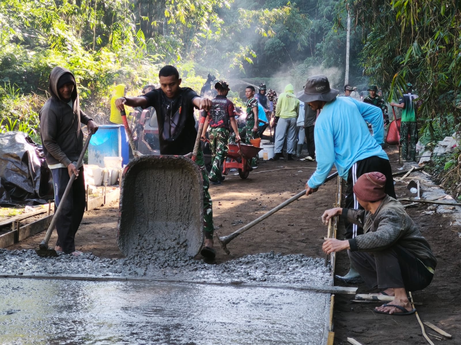 Kekuatan Gotong Royong Mendorong Satgas TMMD Ke-129 Bersama Warga Desa Sekardadi