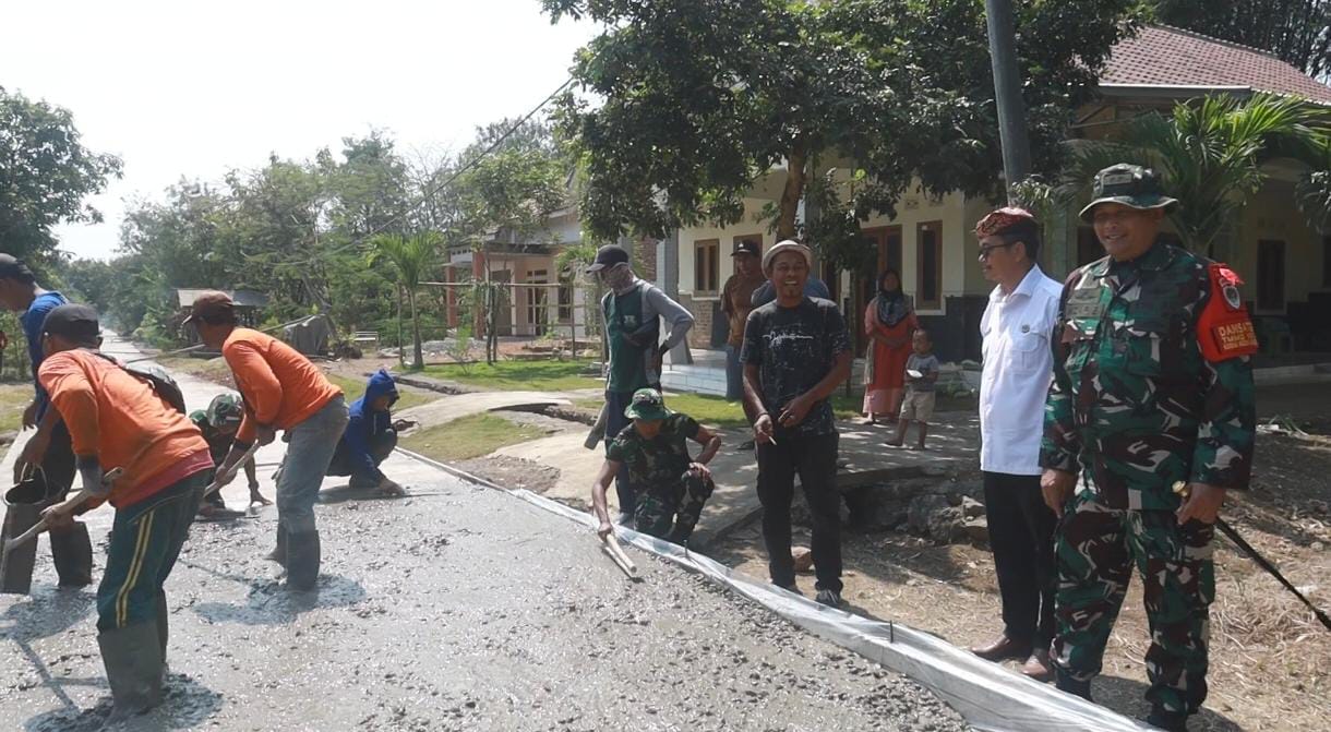 Dandim Cirebon Tinjau Pembangunan Jalan Dalam TMMD ke-129