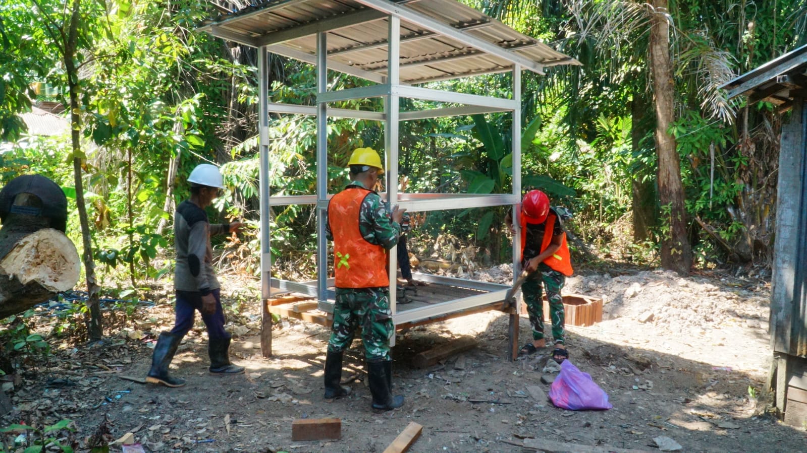 Kolaborasi Satgas TMMD dan Masyarakat Tingkatkan Pembangunan Fasilitas MCK