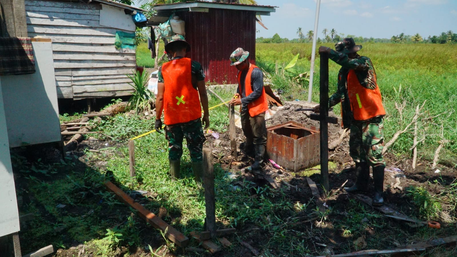 Kerja Sama Masyarakat dan Satgas Awali Proyek Pembangunan MCK Sasaran 1