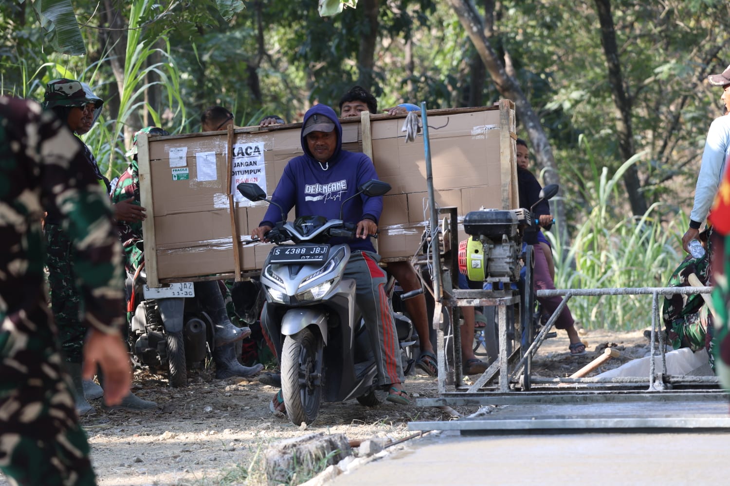 Keterikatan TNI dan Warga Tercermin dalam Program TMMD 129 di Desa Tlemang