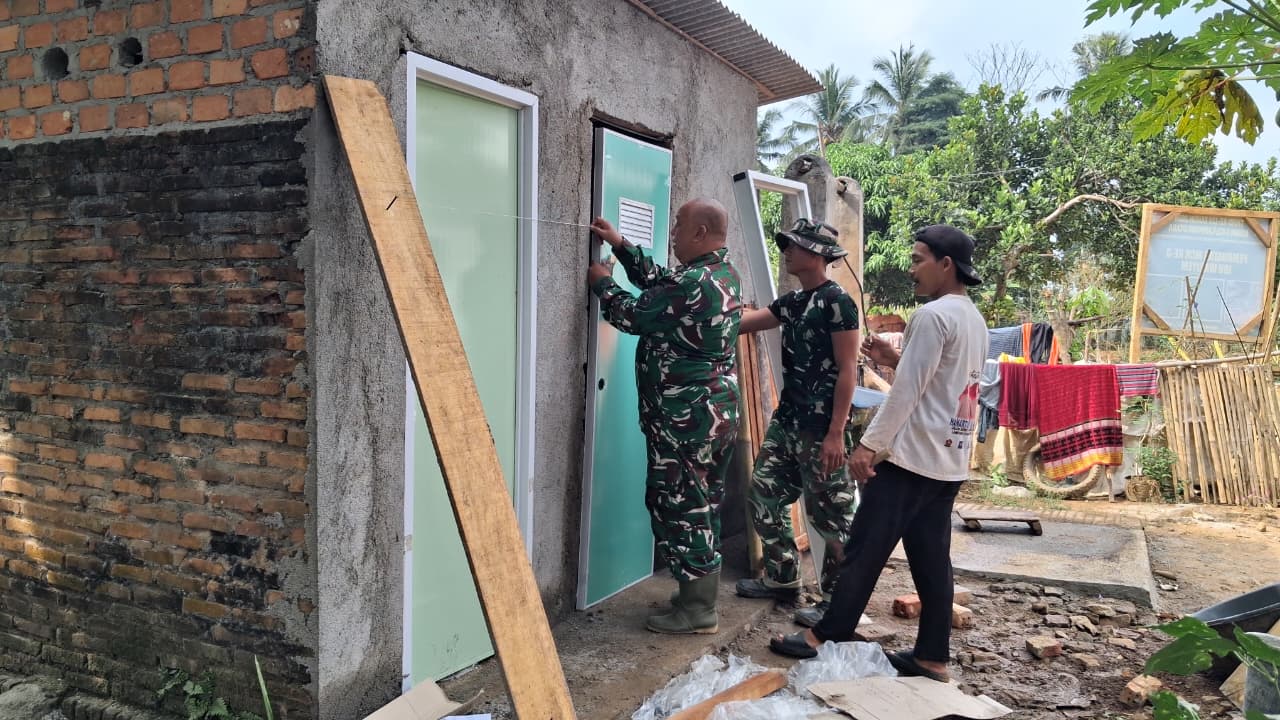 MCK di Desa Baru Raharja Kini Dilengkapi Pintu Berkat Kerja Keras Satgas TMMD