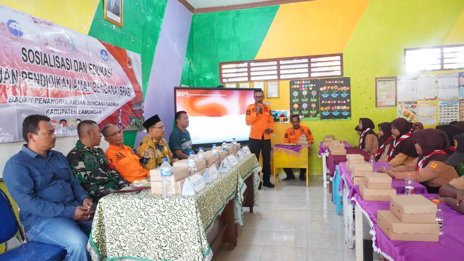 Pendidikan Berbasis Kesiapsiagaan Bencana di SDN 1 Tlemang oleh Satgas TMMD 129 dan BPBD Lamongan