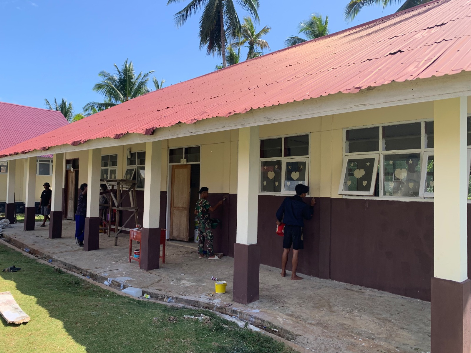 TNI dan Warga Sinergi dalam Pengecatan SDN Polewali