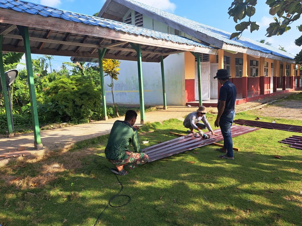 Rehabilitasi SMP Negeri Umbele Dimulai dengan Pembongkaran Atap
