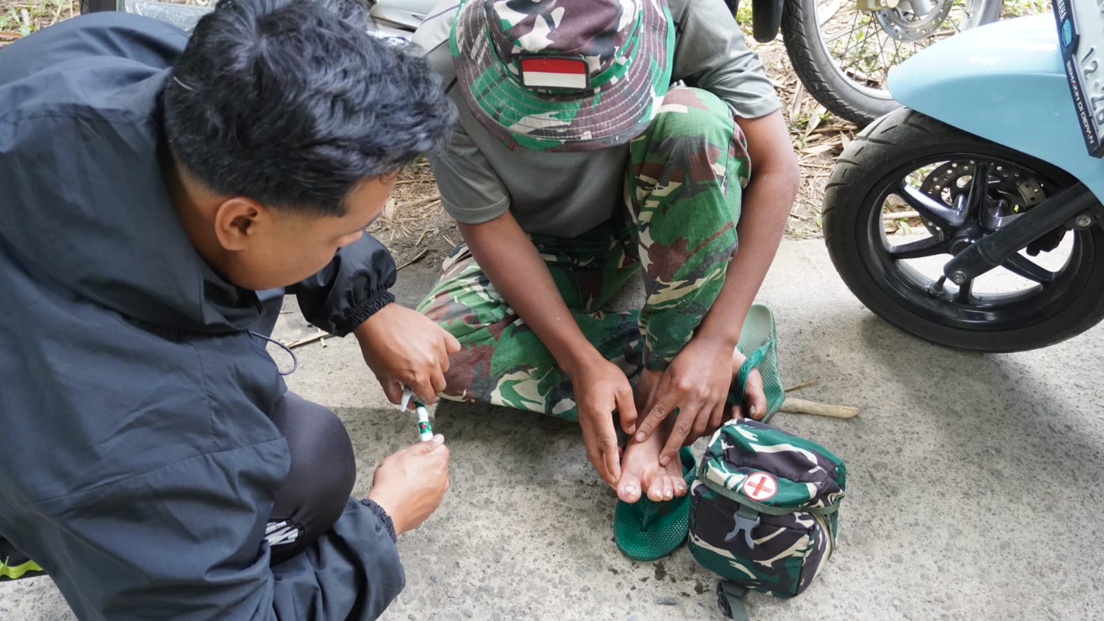 Penanganan Segera Anggota Satgas TMMD Ke-129 di Bangli Setelah Alami Lecet