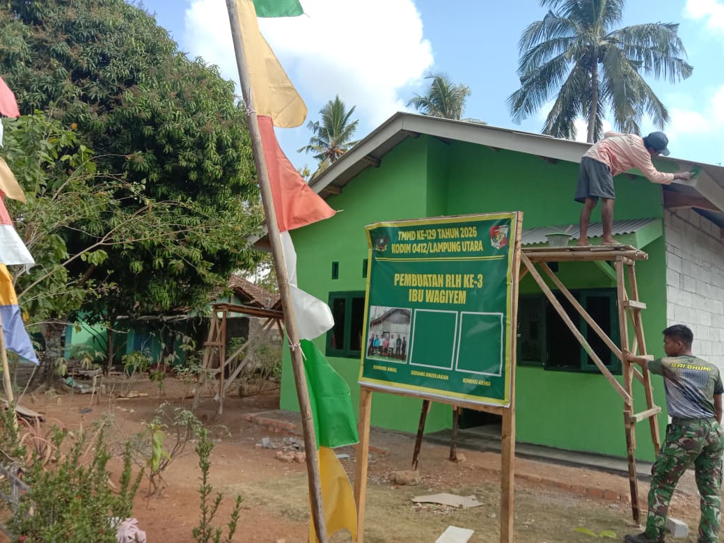Kerjasama TNI dan Warga dalam Pengecatan Rumah Ibu Wagiem di Lampung Utara