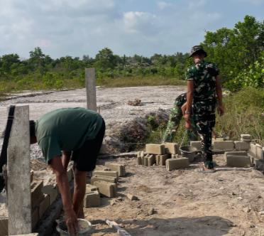 Pembangunan Pos Kamling di Desa Deniang, Satgas TMMD Ke-129 Kodim 0413/Bangka Perkuat Keamanan Masyarakat