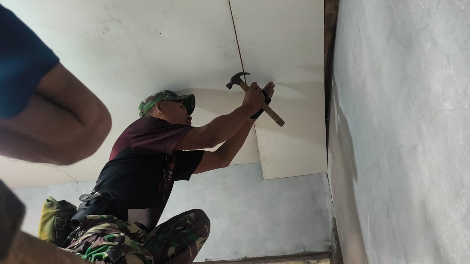 Kinerja Satgas TMMD ke-129 di Cirebon, Rumah Ibu Wartiyem Dapat Plafon Baru