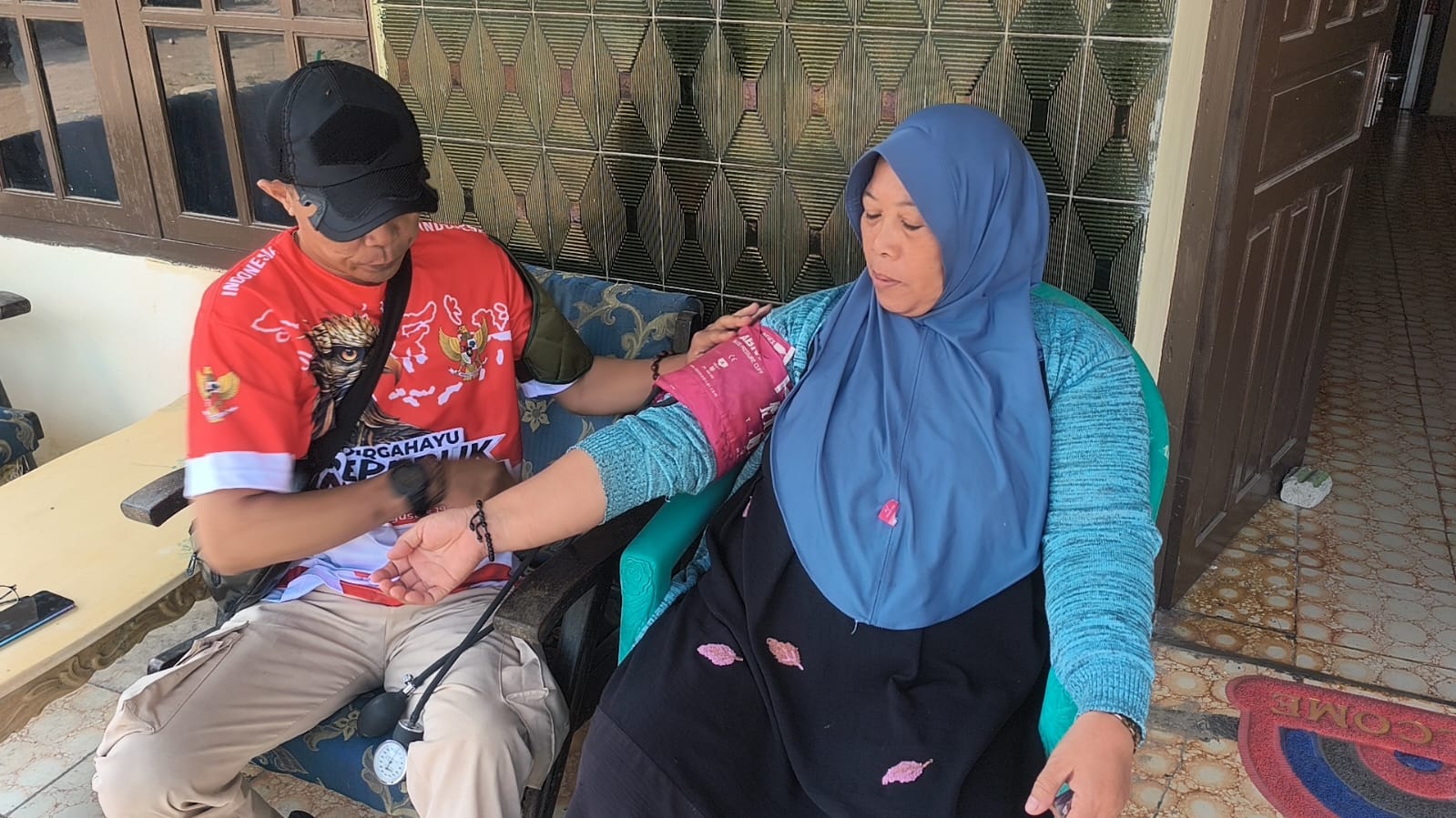Sambangi Warga Sakit, Satgas TMMD ke-129 Berikan Layanan Kesehatan Langsung