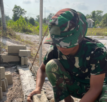 Sinergi Satgas TMMD dan Masyarakat Mempercepat Pembangunan Pos Kamling di Desa Deniang