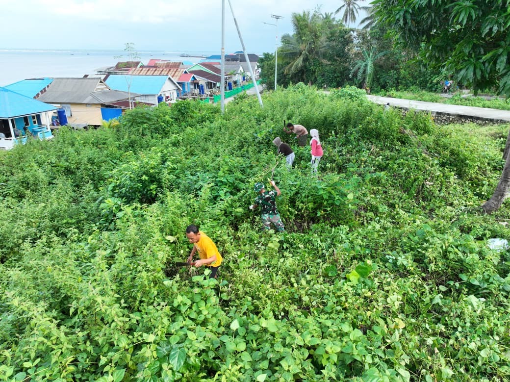 Kerja Bakti Bersama: Satgas TMMD Ke-129 dan Masyarakat di Puskesmas Umbele