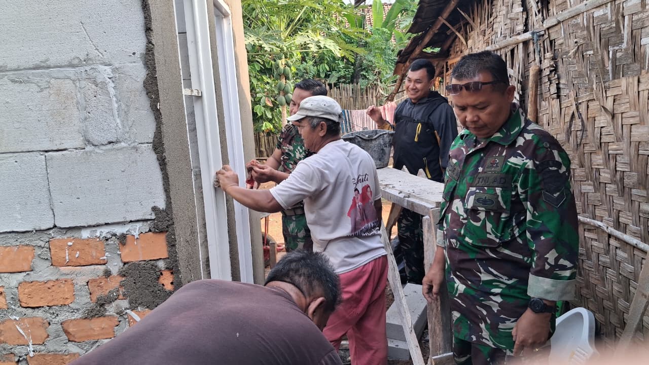Kegiatan Pertama Pemasangan Kusen MCK oleh Satgas TMMD