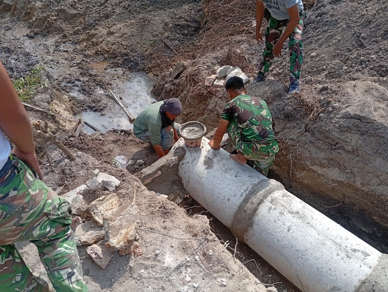 Kerjasama Warga dan Satgas TMMD Percepat Proyek Gorong-Gorong