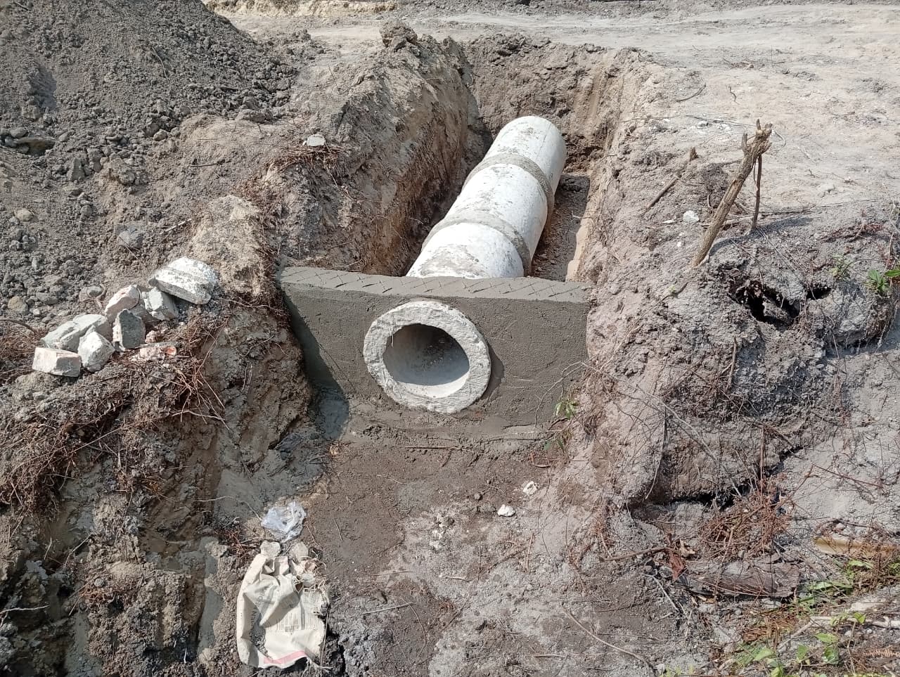 Pemasangan Gorong-Gorong untuk Perbaikan Drainase oleh Satgas TMMD Ke-129 Kodim 0413/Bangka