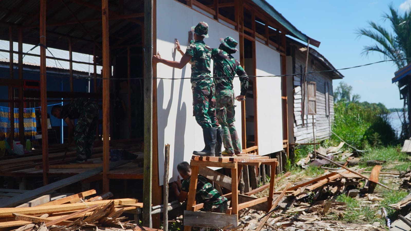 Sinergi Antara TNI dan Warga dalam Proyek RTLH di Desa Bandar Raya